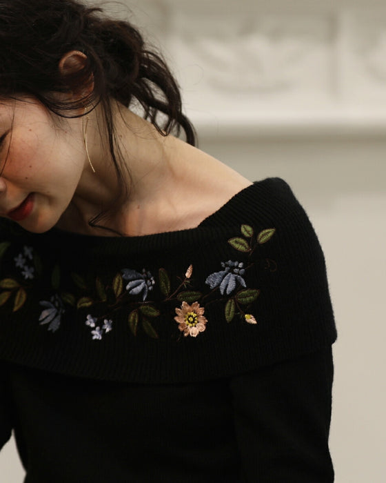 【アウトレット返品交換不可】ゆったりデコルテに咲いた花刺繍ニット