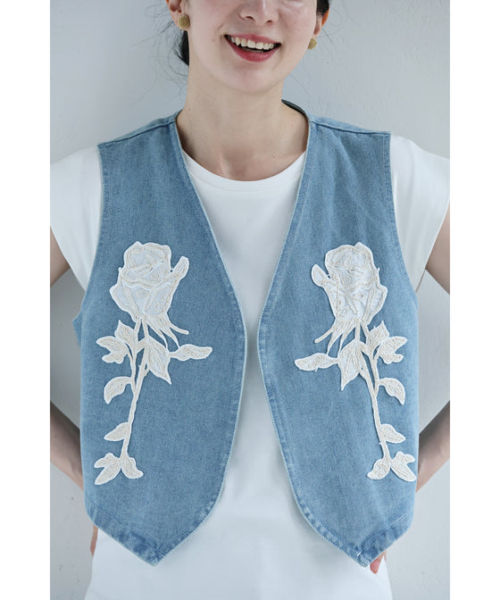 バラの花刺繍浮き立つデニムベスト
