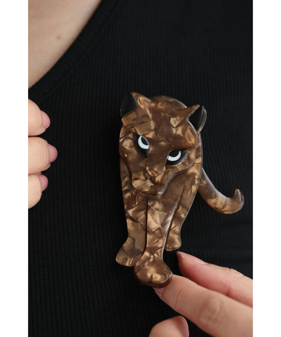 私に歩み寄るアニマルブローチ