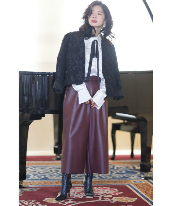 Fleece-lined leather pants that are easy for beginners to wear and won't get too hard