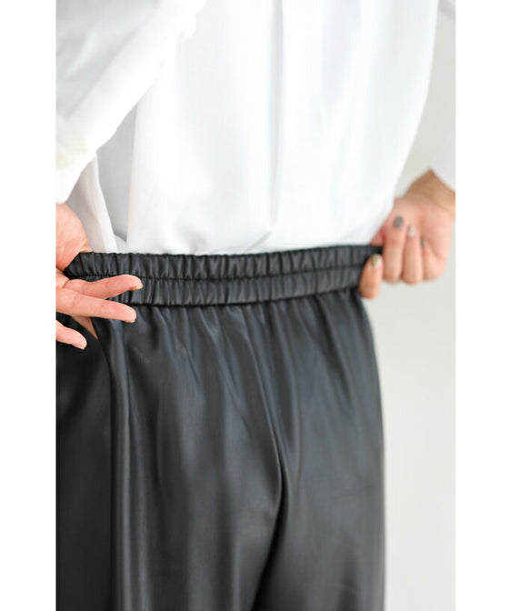 Fleece-lined leather pants that are easy for beginners to wear and won't get too hard