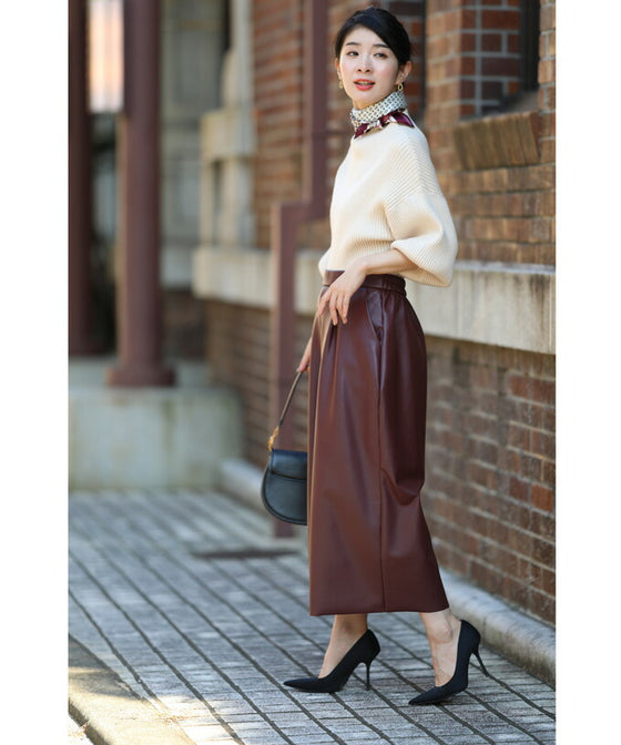 Fleece-lined leather pants that are easy for beginners to wear and won't get too hard