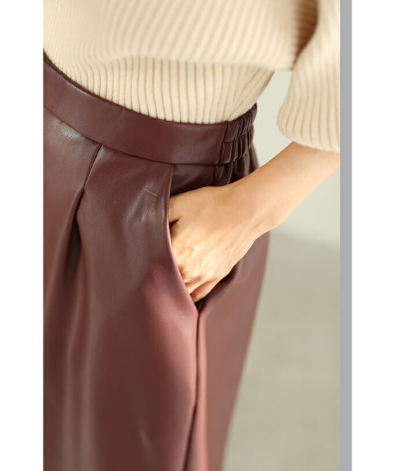 Fleece-lined leather pants that are easy for beginners to wear and won't get too hard