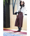 Fleece-lined leather pants that are easy for beginners to wear and won't get too hard