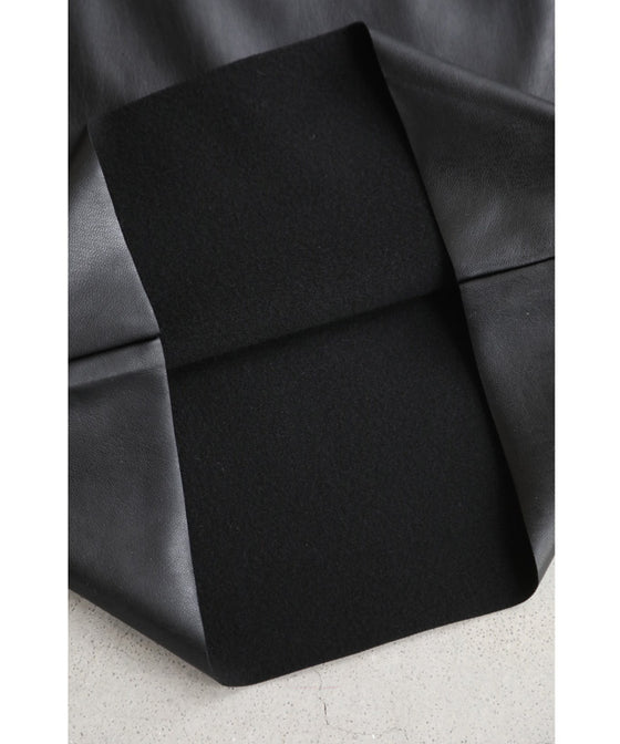 Fleece-lined leather pants that are easy for beginners to wear and won't get too hard