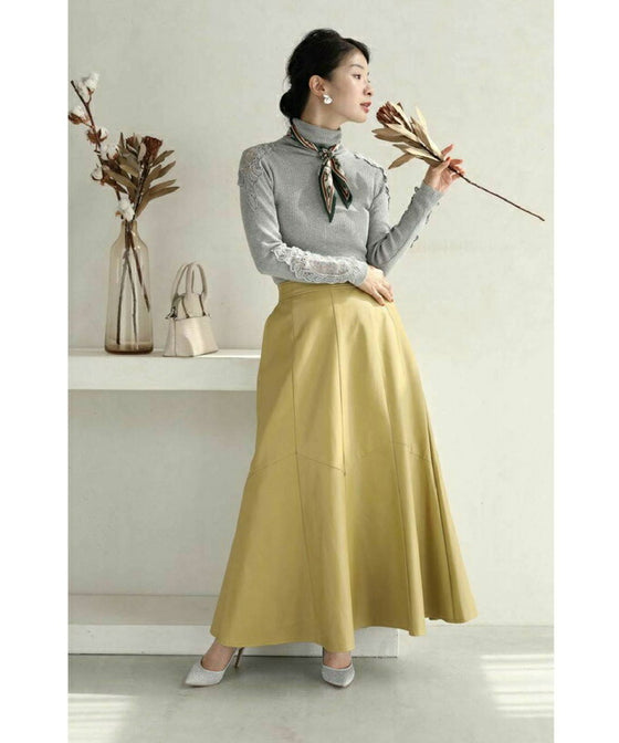 差し色カラーのフェイクレザーミディアムスカート