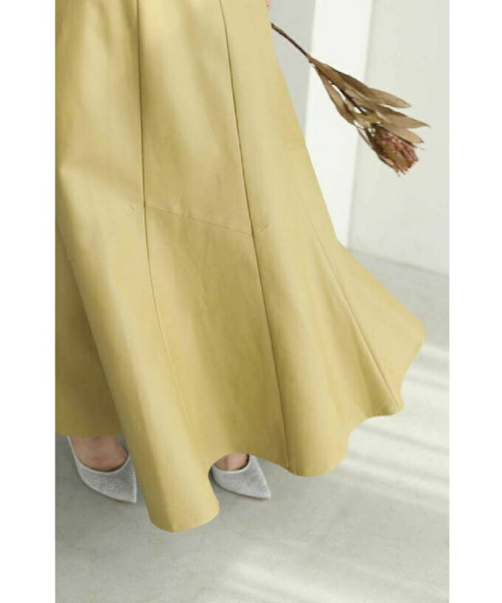 差し色カラーのフェイクレザーミディアムスカート