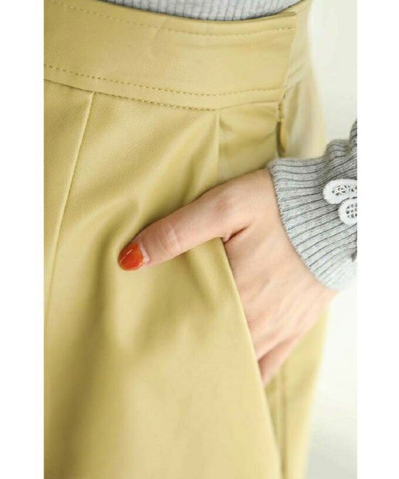 差し色カラーのフェイクレザーミディアムスカート