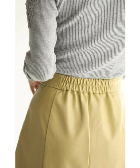 差し色カラーのフェイクレザーミディアムスカート