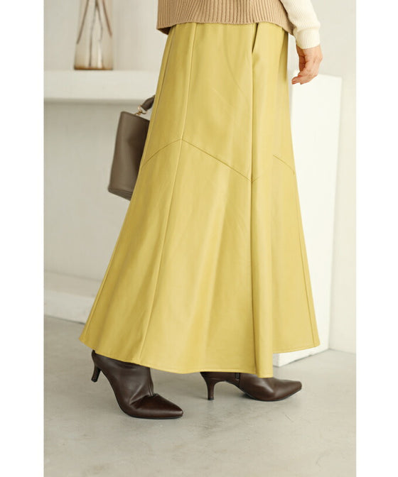差し色カラーのフェイクレザーミディアムスカート
