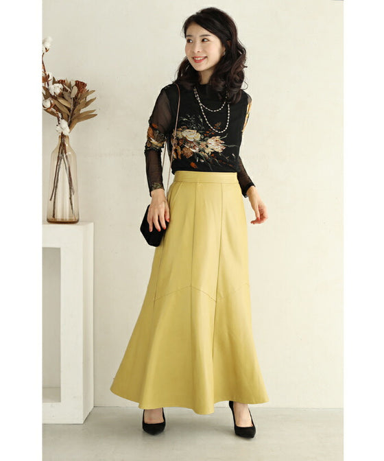 差し色カラーのフェイクレザーミディアムスカート