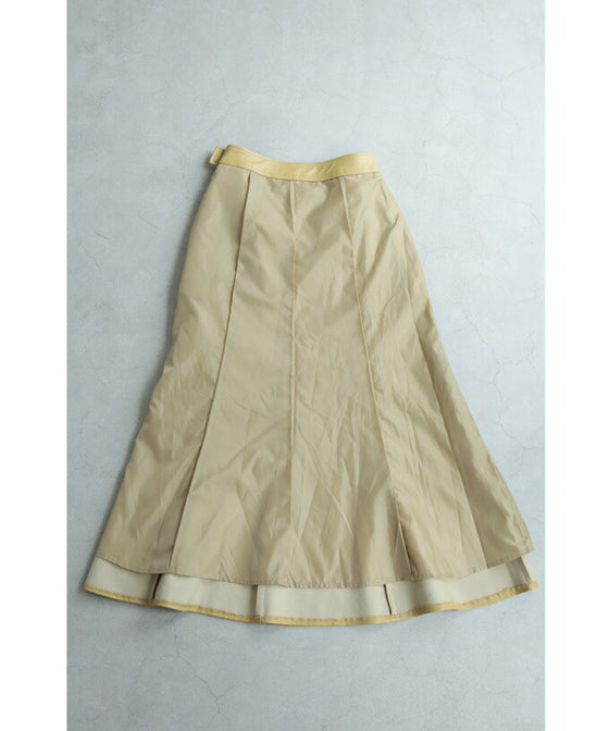 差し色カラーのフェイクレザーミディアムスカート