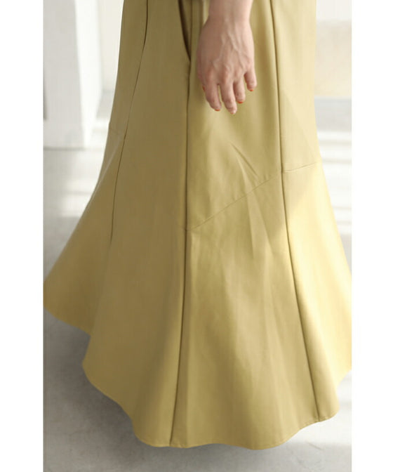 差し色カラーのフェイクレザーミディアムスカート