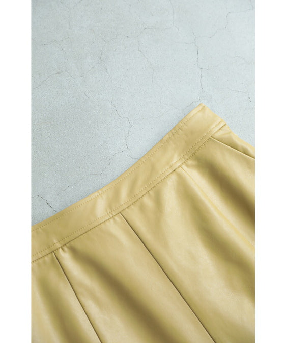 差し色カラーのフェイクレザーミディアムスカート