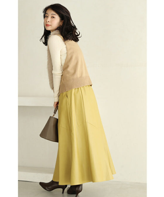 差し色カラーのフェイクレザーミディアムスカート