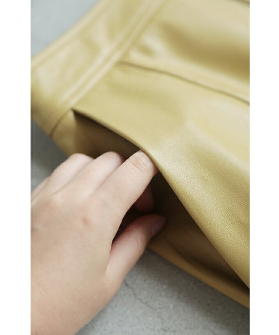 差し色カラーのフェイクレザーミディアムスカート