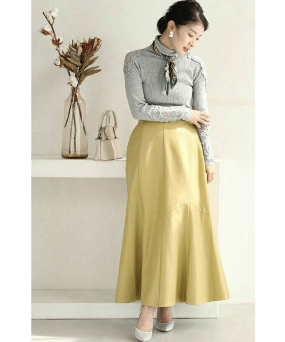 差し色カラーのフェイクレザーミディアムスカート