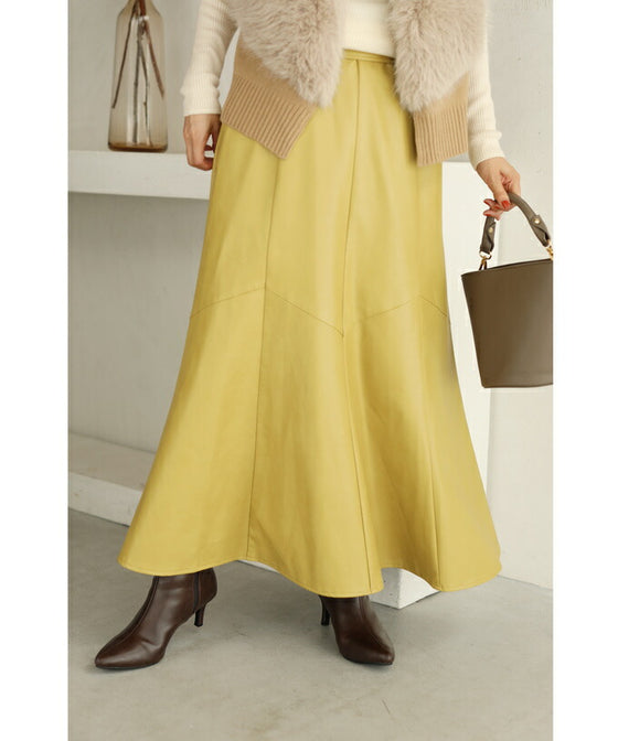 差し色カラーのフェイクレザーミディアムスカート