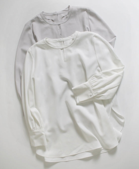 シンプルじゃ物足りない華やかで上品なキーネックブラウス