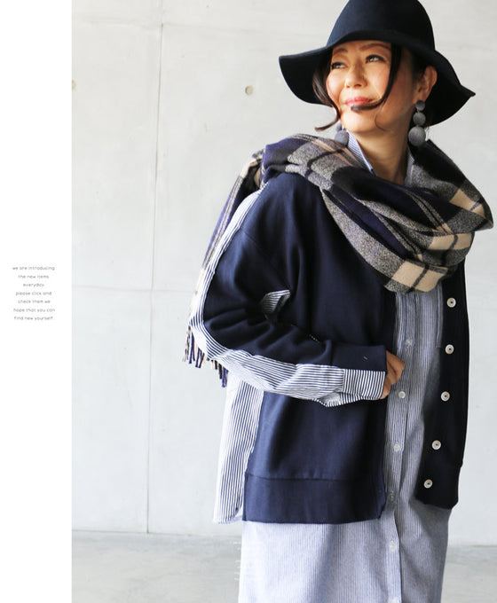A large checked scarf with a traditional feel: Navy x Ivory