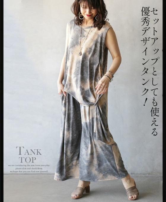 Feminine and mature. A tank top with a design that has a mature dyed look.