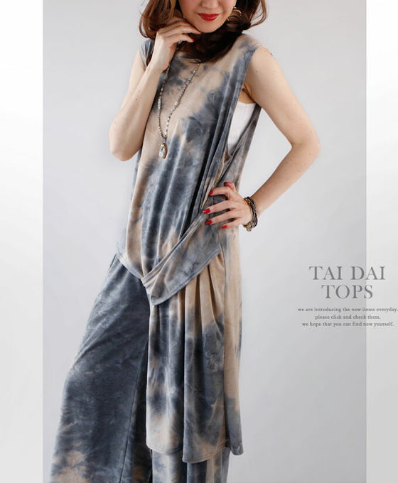 Feminine and mature. A tank top with a design that has a mature dyed look.
