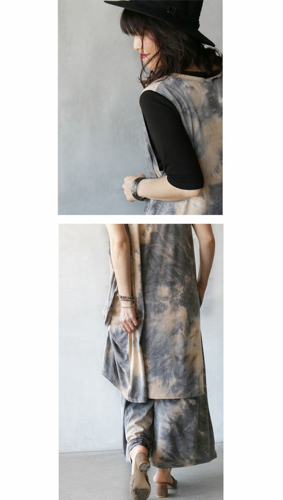 Feminine and mature. A tank top with a design that has a mature dyed look.