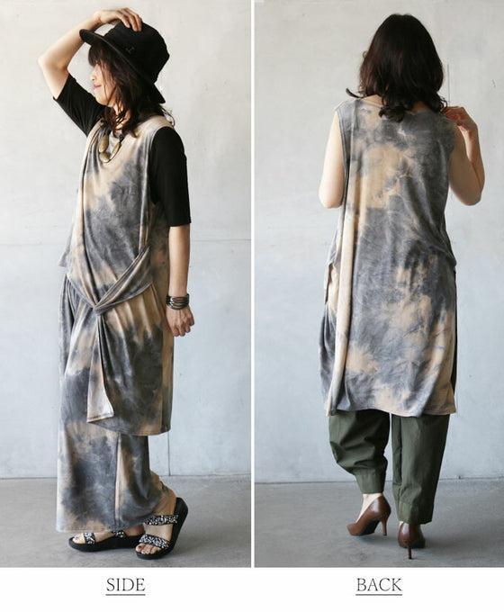 Feminine and mature. A tank top with a design that has a mature dyed look.