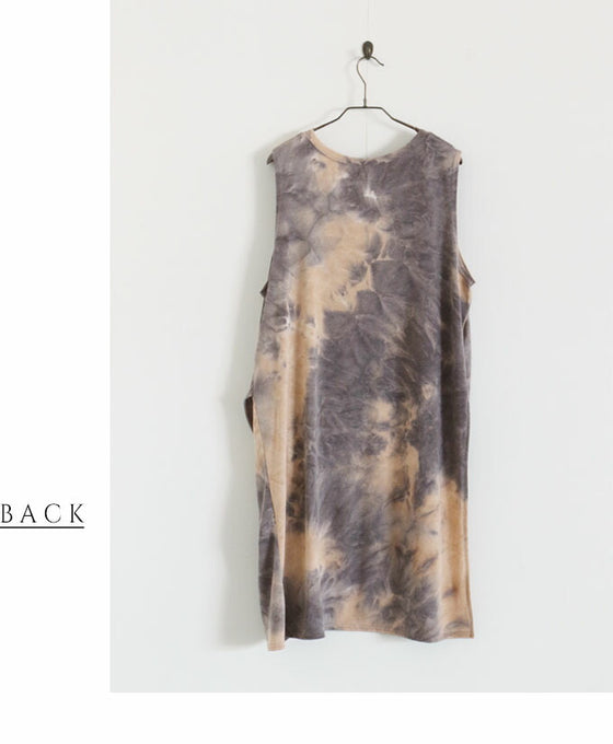 Feminine and mature. A tank top with a design that has a mature dyed look.