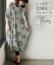  A soft, floral dress in grey