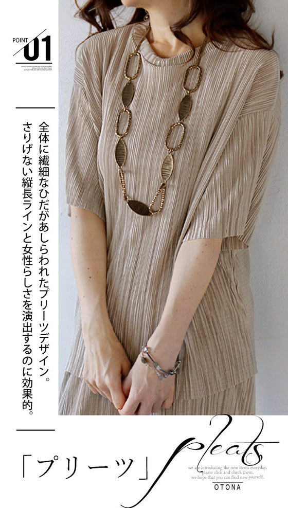 A rough yet elegant pleated top for adults