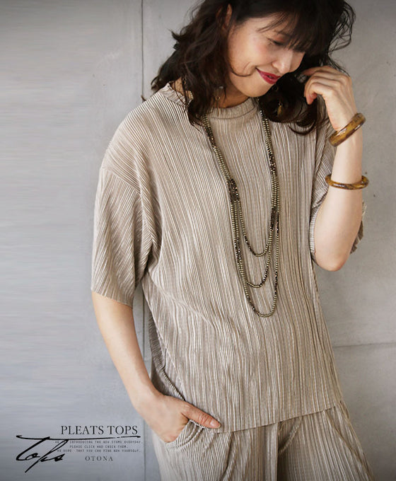 A rough yet elegant pleated top for adults