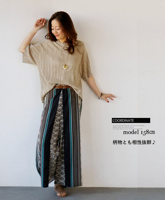 A rough yet elegant pleated top for adults