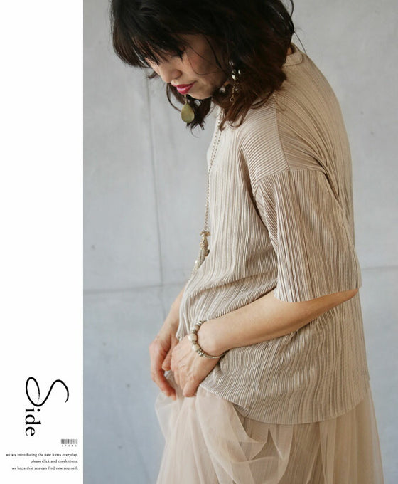 A rough yet elegant pleated top for adults