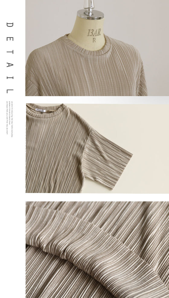 A rough yet elegant pleated top for adults