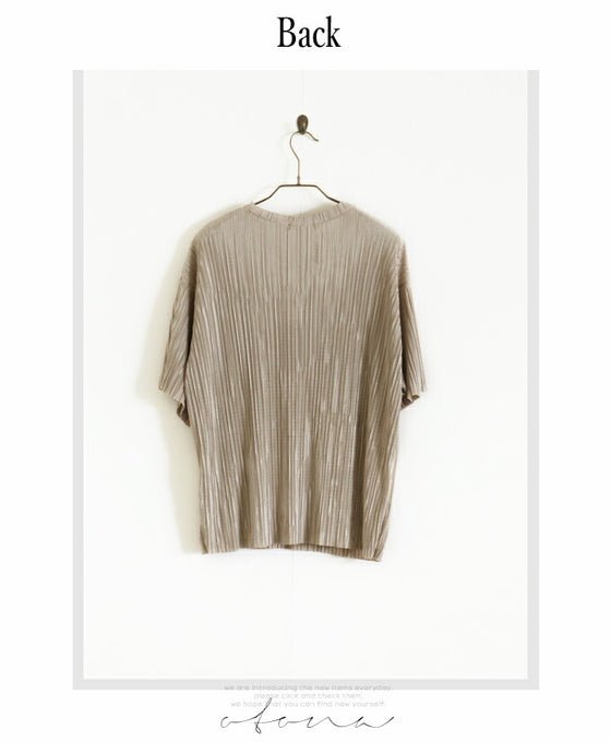 A rough yet elegant pleated top for adults