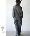 I like the charcoal gray knit top, which is easy to wear and can be worn daily, and stands out for its design.