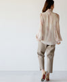 Airy texture, comfortable to wear, feminine blouse 