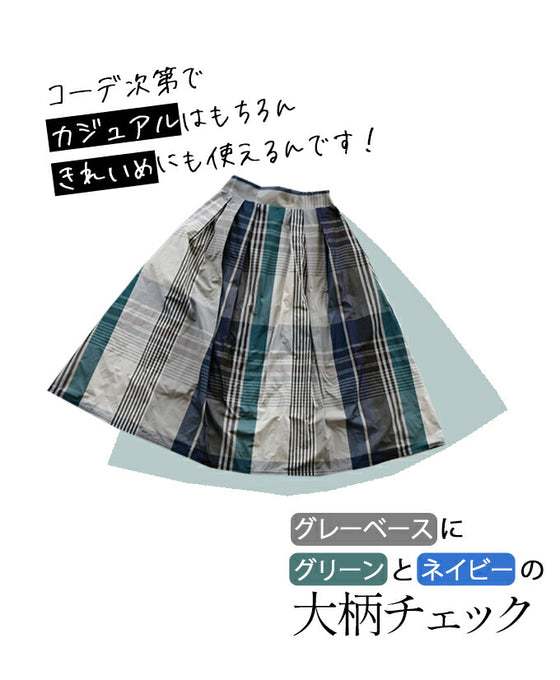 A voluminous tuck skirt with a striking large check pattern