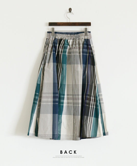 A voluminous tuck skirt with a striking large check pattern