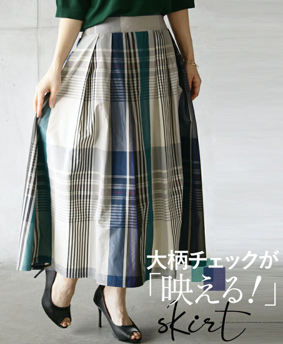 A voluminous tuck skirt with a striking large check pattern