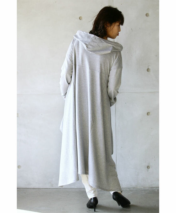 贅沢なドレープ感を堪能する。 後ろ下がり変形トップス『グレー』