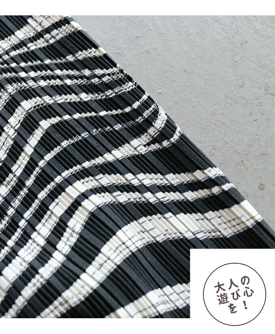 Elegant and relaxed, adult animal style is here. Pleated sleeve top in different materials.