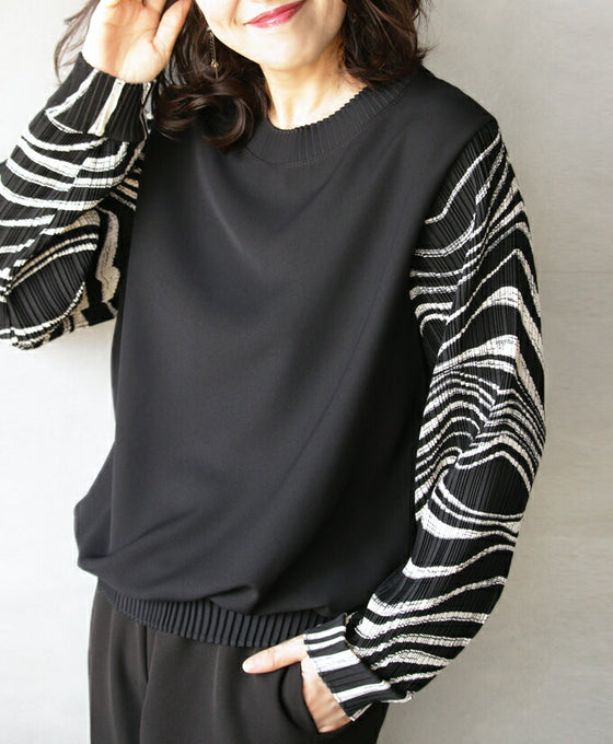 Elegant and relaxed, adult animal style is here. Pleated sleeve top in different materials.