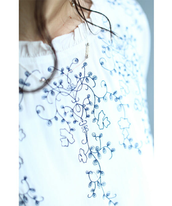 蔦模様刺繍のフリルネックブラウストップス