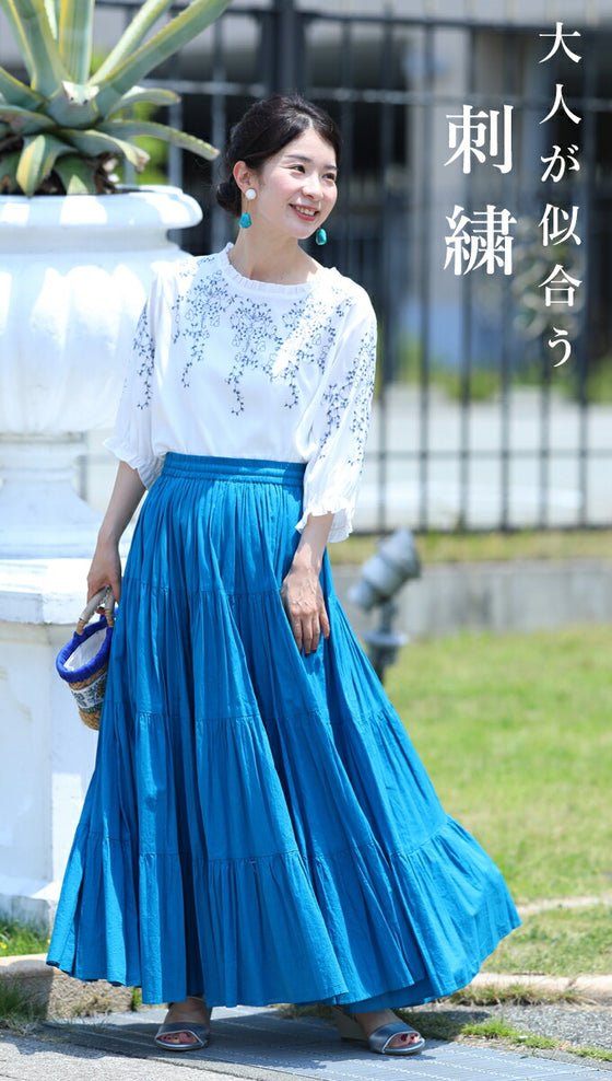 蔦模様刺繍のフリルネックブラウストップス