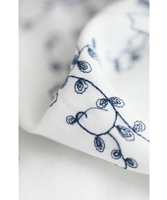 蔦模様刺繍のフリルネックブラウストップス