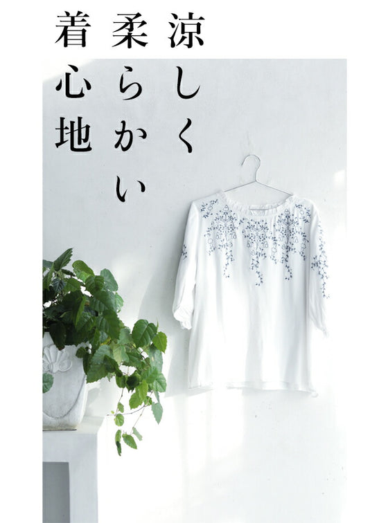 蔦模様刺繍のフリルネックブラウストップス