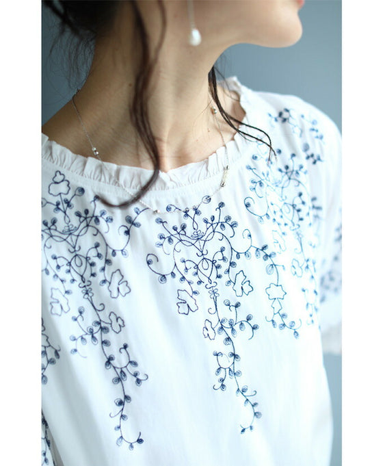 蔦模様刺繍のフリルネックブラウストップス