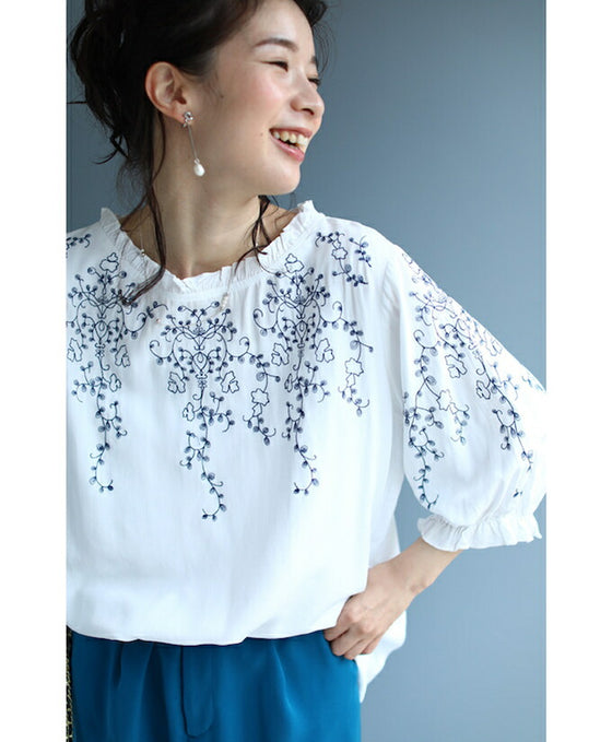 蔦模様刺繍のフリルネックブラウストップス